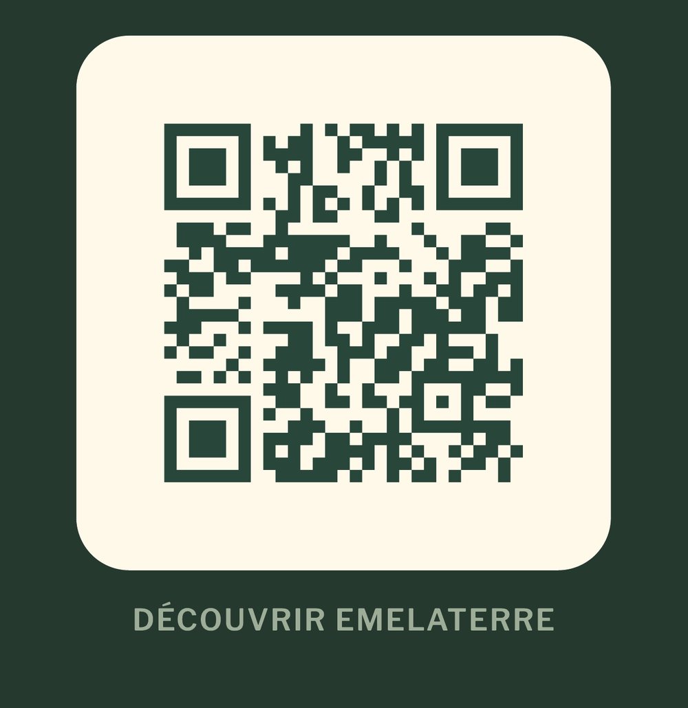 Détail du verso de la carte Emelaterre : le QR code dans son cartouche crème, avec la mention « Découvrir Emelaterre »