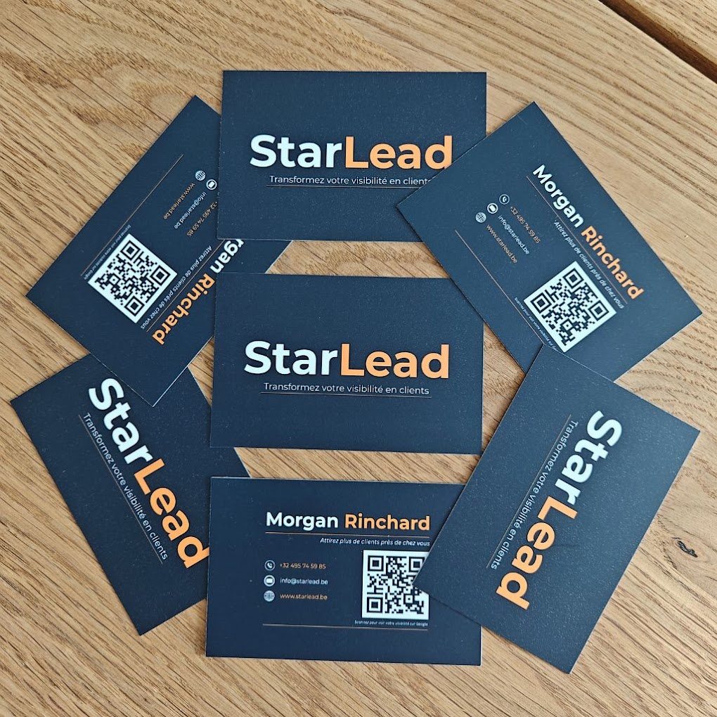 Photographie de cartes de visite StarLead imprimées, recto et verso, posées sur une table en bois